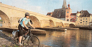 Von der Quelle über Regensburg (Abb.) bis zum Schwarzen Meer kann man an der Donau entlang radeln (Foto: Straubinger Tagblatt)