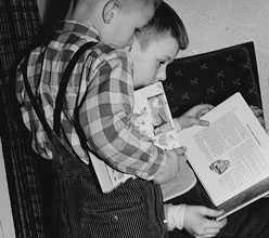 Abbildung aus »Weststraße«: Brüder mit Buch