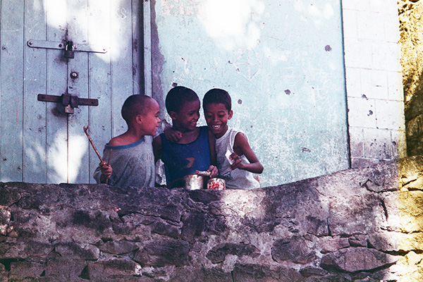 Kapverische Kinder machen mit allem, immer und überall gerne Musik (Foto: © Barbara Mesquita)